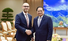 Thủ tướng Phạm Minh Chính tiếp Tổng thư ký Toà trọng tài thường trực Marcin Czepelak. (Ảnh: VNA)