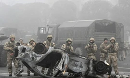 Cảnh tượng tan hoang trên đường phố Almaty trong cuộc biểu tình bạo loạn vào tuần trước. (Ảnh: Reuters)