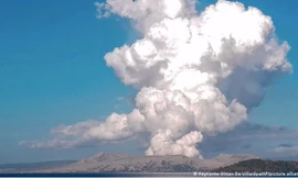 Núi lửa Taal đã phun 2 cột khói bụi khổng lồ. (Ảnh: Reuters)