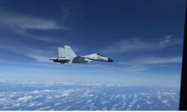 Chiếc tiêm kích J-11 của Hải quân Trung Quốc bay sát máy bay Mỹ trong bức ảnh chụp ngày 21/12