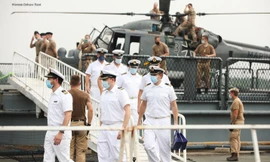 Khinh hạm Bayern và các thủy thủ cập cảng Nhà Rồng vào sáng 6/1. (Ảnh: ĐSQ Đức)