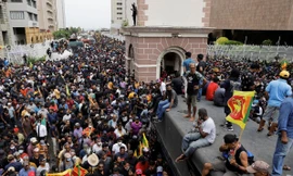 Người biểu tình Sri Lanka vây tư dinh của Tổng thống Gotabaya Rajapaksa ngày 9/7. (Ảnh: Reuters)