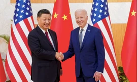 Tổng thống Mỹ Joe Biden và Chủ tịch Trung Quốc Tập Cận Bình bắt tay nhau tại Indonesia. (Ảnh: Xinhua)