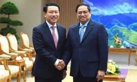 Thủ tướng Phạm Minh Chính tiếp Phó Thủ tướng, Bộ trưởng Ngoại giao Lào Saleumxay Kommasith. (Ảnh: nhandan.vn)