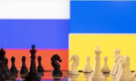 Hình ảnh một bàn cờ trên nền quốc kỳ của Nga và Ukraine
