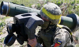 Một lính Ukraine vác tên lửa Javelin trong lúc tập trận. (Ảnh: Reuters)