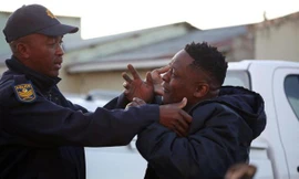 Thân nhân của nạn nhân chết trong quán rượu đau buồn trước bi kịch đột ngột. (Ảnh: Reuters)