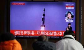 Người dân Hàn Quốc xem tin tức trên truyền hình về vụ phóng tên lửa của Triều Tiên vào sáng 5/1. (Ảnh: Reuters)