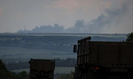 Nhà máy nhiệt điện ở Svitlodarsk, thuộc tỉnh Donetsk, bốc cháy sau khi trúng pháo ngày 12/6. (Ảnh: Reuters)