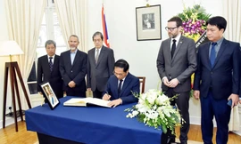 Bộ trưởng Bùi Thanh Sơn ghi sổ tang chia buồn việc Nữ hoàng Elizabeth qua đời. (Ảnh: baoquocte)