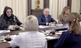 Tổng thống Nga Vladimir Putin gặp gỡ mẹ của các binh lính tử trận