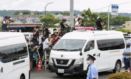 Xe chở nghi phạm Tetsuya Yamagami rời khỏi sở cảnh sát Nara ngày 10/7. (Ảnh: Kyodo)