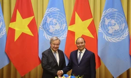 Chủ tịch nước Nguyễn Xuân Phúc và Tổng thư ký LHQ António Guterres chụp ảnh chung trước hội đàm ngày 21/10. (Ảnh: Như Ý)