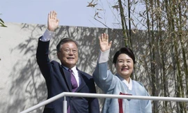 Vợ chồng cựu tổng thống Hàn Quốc Moon Jae-in vẫy tay chào những người ủng hộ khi về đến quê nhà. (Ảnh: Yonhap)