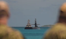 Tàu ngầm hạt nhân USS West Virginia của Hải quân Mỹ nổi lên ở cảng Diego Garcia