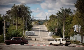 Ô-tô hỏng bị bỏ lại trên con đường ở Kupiansk, nơi quân Ukraine đã lấy lại từ Nga trong những ngày gần đây. (Ảnh: Reuters)