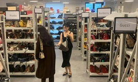 Một cửa hàng bán đồ hiệu đã qua sử dụng của ZZER ở Thượng Hải. (Ảnh: Reuters)