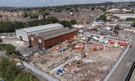 Khu nhà máy bỏ hoang nơi xảy ra vụ hoả hoạn ngày 7/5. (Ảnh: Daily Mail)