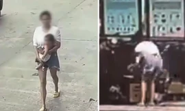 Bà mẹ mang con ra đặt vào thùng giấy ở bãi thu rác