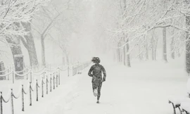 Một người chạy bộ giữa trời tuyết trắng xoá ở Washington ngày 3/1. (Ảnh: Reuters)