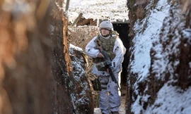 Một lính Ukraine đi tuần trong hào ở khu vực miền đông. (Ảnh: Reuters)
