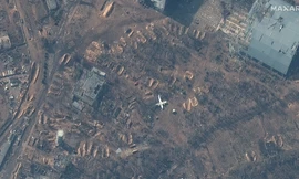 Ảnh vệ tinh của Maxar chụp ngày 31/3 cho thấy chỉ còn các bờ đất ở khu vực sân bay gần thủ đô Kiev. (Ảnh: Maxar)