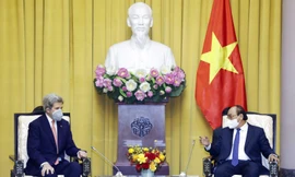 Chủ tịch nước Nguyễn Xuân Phúc tiếp Đặc phái viên John Kerry. (Ảnh: Mofa)
