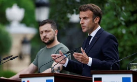 Tổng thống Pháp Emmanuel Macron trong cuộc họp báo chung với Tổng thống Ukraine Volodymyr Zelensky tại Kiev ngày 16/6. (Ảnh: Reuters)