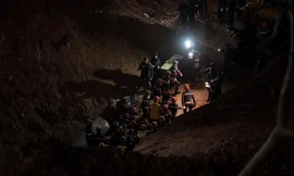Đội cứu hộ đưa thi thể cậu bé từ đáy giếng lên. (Ảnh: Reuters)