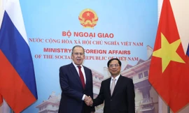 Bộ trưởng Ngoại giao Bùi Thanh Sơn và Bộ trưởng Ngoại giao Nga Sergei Lavrov trước cuộc hội đàm ngày 6/7. (Ảnh: Như Ý)