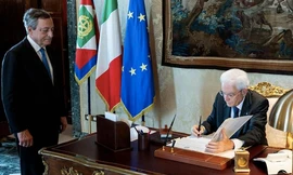 Tổng thống Ý Sergio Mattarella ký sắc lệnh giải tán quốc hội ngày 21/7. (Ảnh: Reuters)