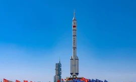 Tàu vũ trụ Thần Châu-14 và tên lửa Trường Chinh-2F tại Trung tâm phóng vệ tinh Tửu Tuyền. (Ảnh: Getty)