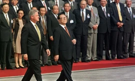 Cố Chủ tịch Trung Quốc Giang Trạch Dân đón Tổng thống Mỹ Bill Clinton thăm năm 1998. (Ảnh: AP)