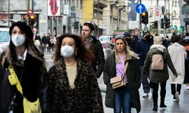 Quy định bắt buộc đeo khẩu trang được dỡ bỏ ở nhiều nước. (Ảnh: aa.com)