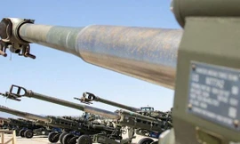 Các lựu pháo M777 chuẩn bị được vận chuyển từ Mỹ sang Ukraine ngày 22/4. (Ảnh: AP)