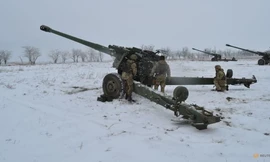 Binh lính Ukraine sử dụng lựu pháo 2A65 Msta-B trong một cuộc tập trận gần bán đảo Crimea hồi tháng 1. (Ảnh: Reuters)