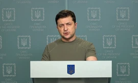 Tổng thống Ukraine Volodymyr Zelensky vừa ra lệnh tổng động viên quân sự. (Ảnh: CNN)