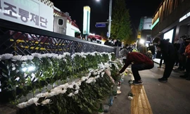 Người dân Hàn Quốc đặt hoa tưởng niệm các nạn nhân thiệt mạng trong thảm họa giẫm đạp ở Itaewon