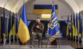 Tổng thống Ukraine Volodymyr Zelensky tại cuộc họp báo trong ga tàu điện ngầm ngày 23/4. (Ảnh: Reuters)