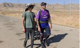 Anh Santiago Sanchez (phải) khi đang đi bộ hồi tháng 8. (Ảnh: Reuters)