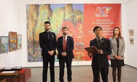 Đại sứ Nguyễn Hồng Thạch phát biểu tại Triển lãm tranh về đề tài Việt Nam do các họa sĩ Ukraine sáng tác nhân dịp kỷ niệm 30 năm thiết lập quan hệ ngoại giao Việt Nam – Ukraine ngày 10/2. (Ảnh: FB) 