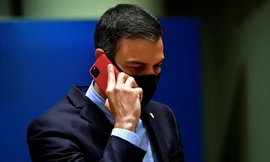 Thủ tướng Tây Ban Nha Pedro Sanchez bị theo dõi bằng phần mềm gián điệp cài trong điện thoại. (Ảnh: Reuters)