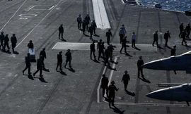 Các thủy thủ Mỹ trên tàu sân bay USS Ronald Reagan khi đi qua Biển Đông năm 2017