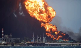 Lửa và đám khói đen khổng lồ bốc lên từ kho dầu Matanzas khi đám cháy chưa được dập tắt. (Ảnh: Reuters)