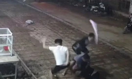 Hình ảnh các đối tượng tấn công nạn nhân được camera an ninh ghi lại. (Ảnh: Khmer Times)