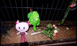 Hoa và thú bông được đăng ở nơi tưởng niệm nữ sinh bị cưỡng hiếp và sát hại dã man ở Tonneins, miền nam nước Pháp. (Ảnh: Reuters)