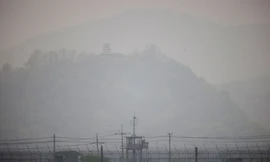 Hai bốt canh gác của Hàn Quốc và Triều Tiên nhìn sang nhau qua khu phi quân sự. (Ảnh: Reuters)