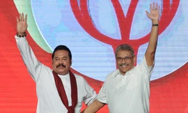 Ông Mahinda Rajapaksa (trái) và anh trai Gotabaya Rajapaksa trong một sự kiện ở Colombo năm 2019. (Ảnh: CNN)