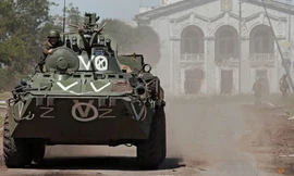 Một xe bọc thép của lực lượng thân Nga ở Lugansk ngày 2/6. (Ảnh: Reuters)