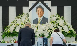 Người dân cúi đầu trước di ảnh cố Thủ tướng Abe Shinzo bên ngoài nhà thi đấu Nippon Budokan ở Tokyo. (Ảnh: Reuters)